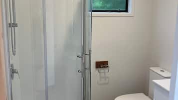 SĂšche-cheveux, serviettes fournies, savon, papier toilette