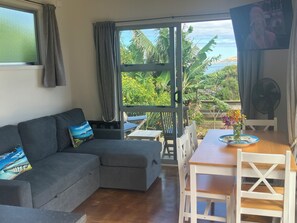 Smart TV - Sneezle Beezle Cottage (Ōmāpere)