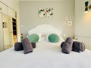 4 bedrooms, iron/ironing board, internet, bed sheets