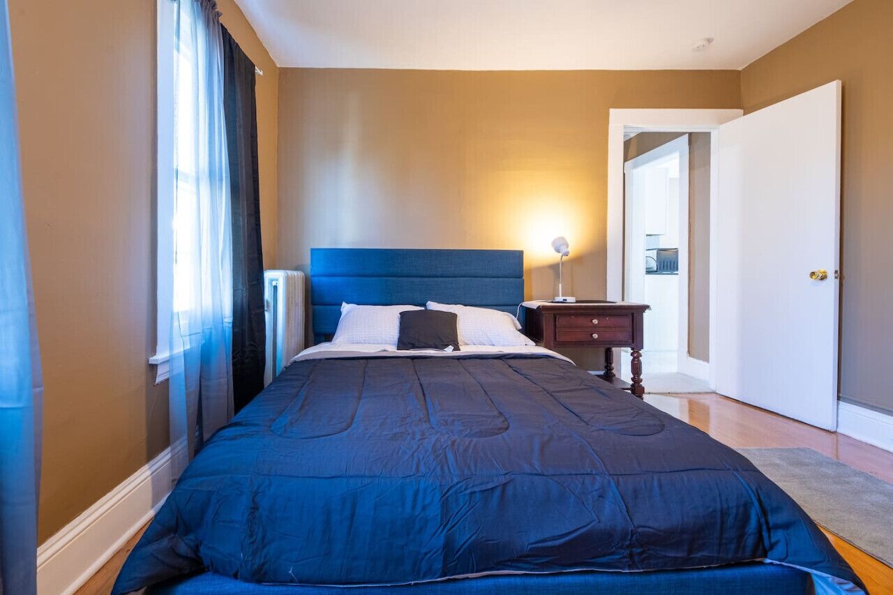 3 habitaciones, tabla de planchar con plancha, wifi y ropa de cama 