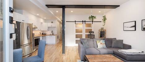 تلفزيون ذكي، كُتُب، شاشة كمبيوتر