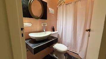 Suihku, hiustenkuivaaja, pyyhkeet, saippua