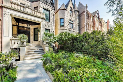 Gorgeous Lincoln Park apartment with 4 bed, 2.5 b, luxurious gourmet kitchen.