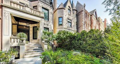 Gorgeous Lincoln Park apartment with 4 bed, 2.5 b, luxurious gourmet kitchen.