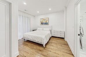 4 bedrooms, desk, iron/ironing board, free WiFi