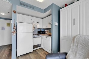 Frigorífico, microondas, horno y placa de cocina