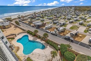 Una piscina cubierta, una piscina al aire libre