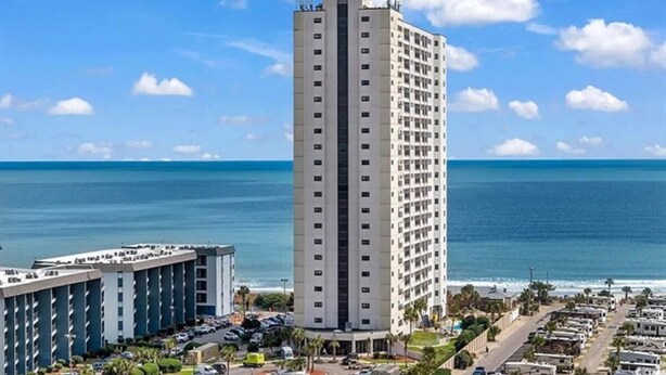 Un grand hôtel doté d’un ascenseur central, situé près d’une plage et comprenant un parking ainsi qu’un espace pour les camping-cars.