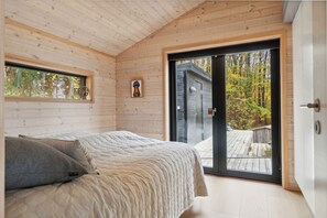 4 bedrooms, iron/ironing board, free WiFi