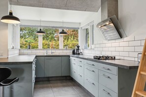 ثلاجة، فرن، موقد طهي مسطح، غسالة أطباق