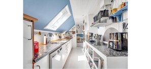 Een koelkast, een magnetron, een oven, een kookplaat