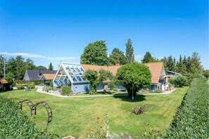 Property grounds - Cozy holiday home with character (Nakskov)