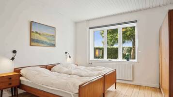 4 bedrooms, in-room safe, iron/ironing board, free WiFi