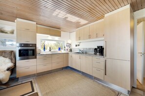 Fridge, oven, stovetop, dishwasher - 3 bedroom accommodation in Roslev (Roslev)