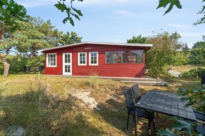 Exterior - Classic summer cottage by a fantastic beach (Aakirkeby)