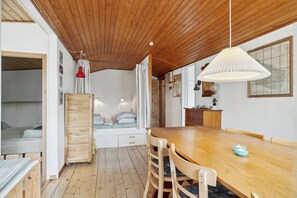 1 chambre, fer et planche à repasser