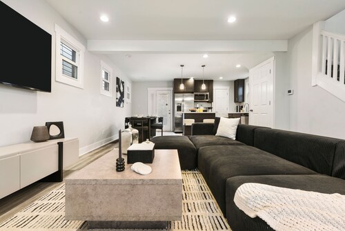 >Regal Bricks< - Fire Pit - Elevated Deck - Pool Table - King Bed