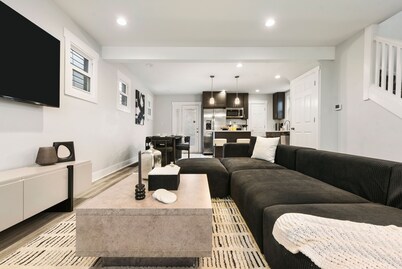 >Regal Bricks< - Fire Pit - Elevated Deck - Pool Table - King Bed