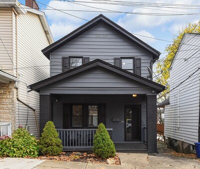 >Regal Bricks< - Fire Pit - Elevated Deck - Pool Table - King Bed