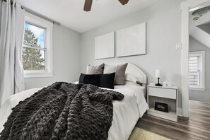 3 bedrooms, iron/ironing board, free WiFi, bed sheets - >Regal Bricks< - Fire Pit - Elevated Deck - Pool Table - King Bed (Pittsburgh)