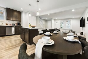 Dining - >Regal Bricks< - Fire Pit - Elevated Deck - Pool Table - King Bed (Pittsburgh)