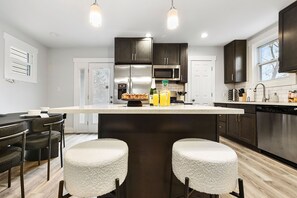 Fridge, microwave, oven, stovetop - >Regal Bricks< - Fire Pit - Elevated Deck - Pool Table - King Bed (Pittsburgh)