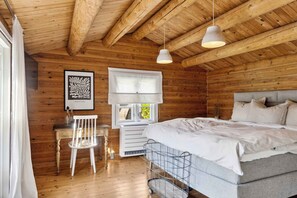 5 bedrooms, iron/ironing board, free WiFi