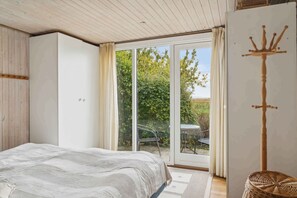 2 bedrooms, iron/ironing board, free WiFi