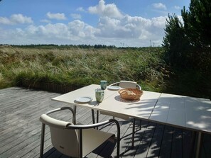 Outdoor dining - Lovely summer house on natural grounds (Frøstrup)