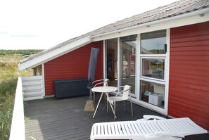 Outdoor dining - Lovely summer house on natural grounds (Frøstrup)