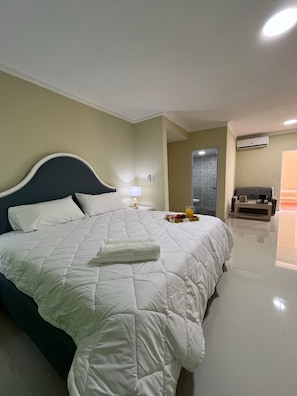 Chambre Double Présidentielle, 1 très grand lit | Coffres-forts dans les chambres, bureau