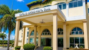 A hotel with a large entrance, columns, and a covered area. - Hotel El Imperio Punta Cana (Punta Cana)