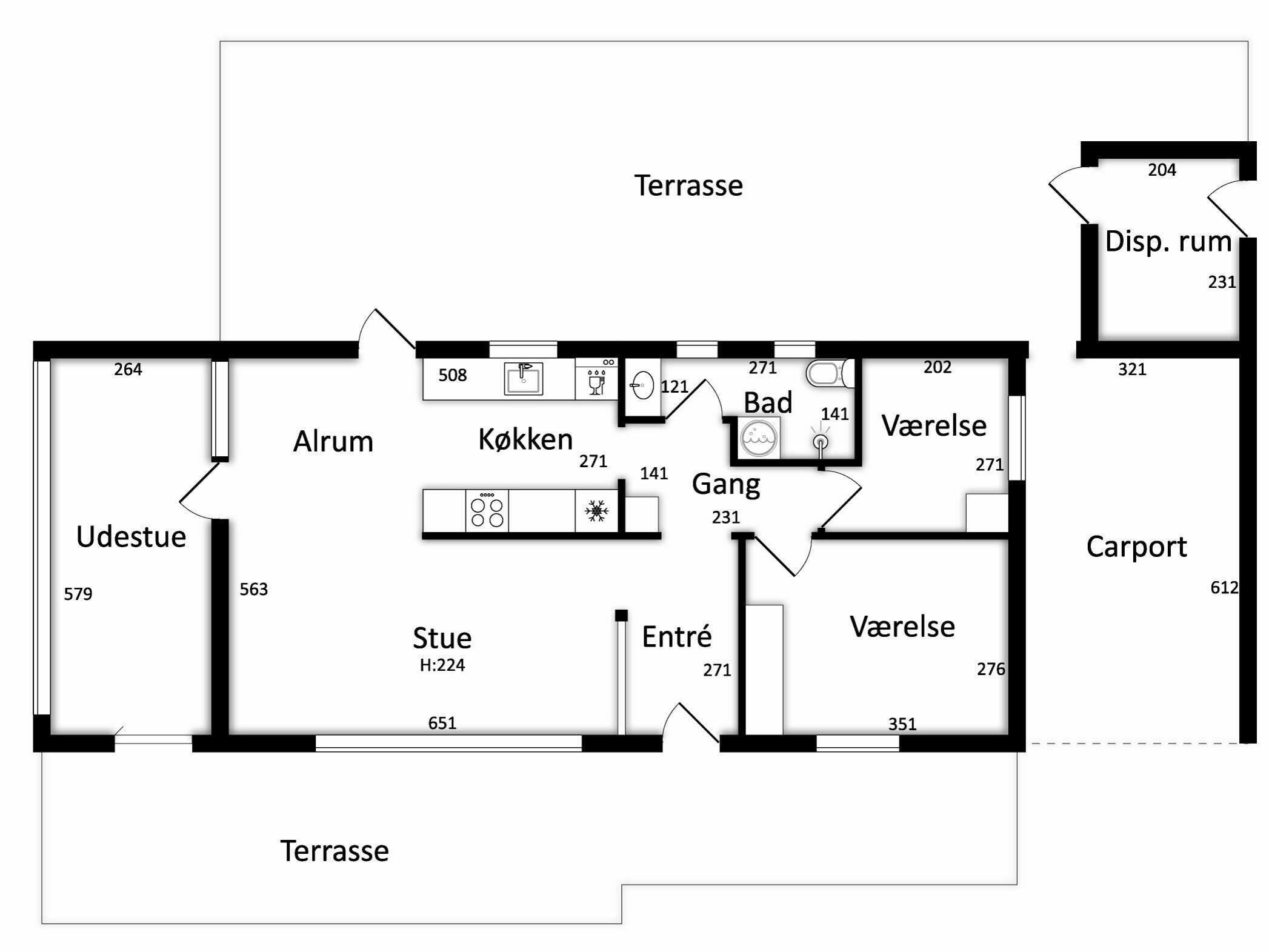 Et hotelplan med flere værelser, herunder et køkken, badeværelse og en carport.
