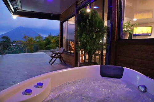 Arenal Love Cabin, with volcano & lake views 