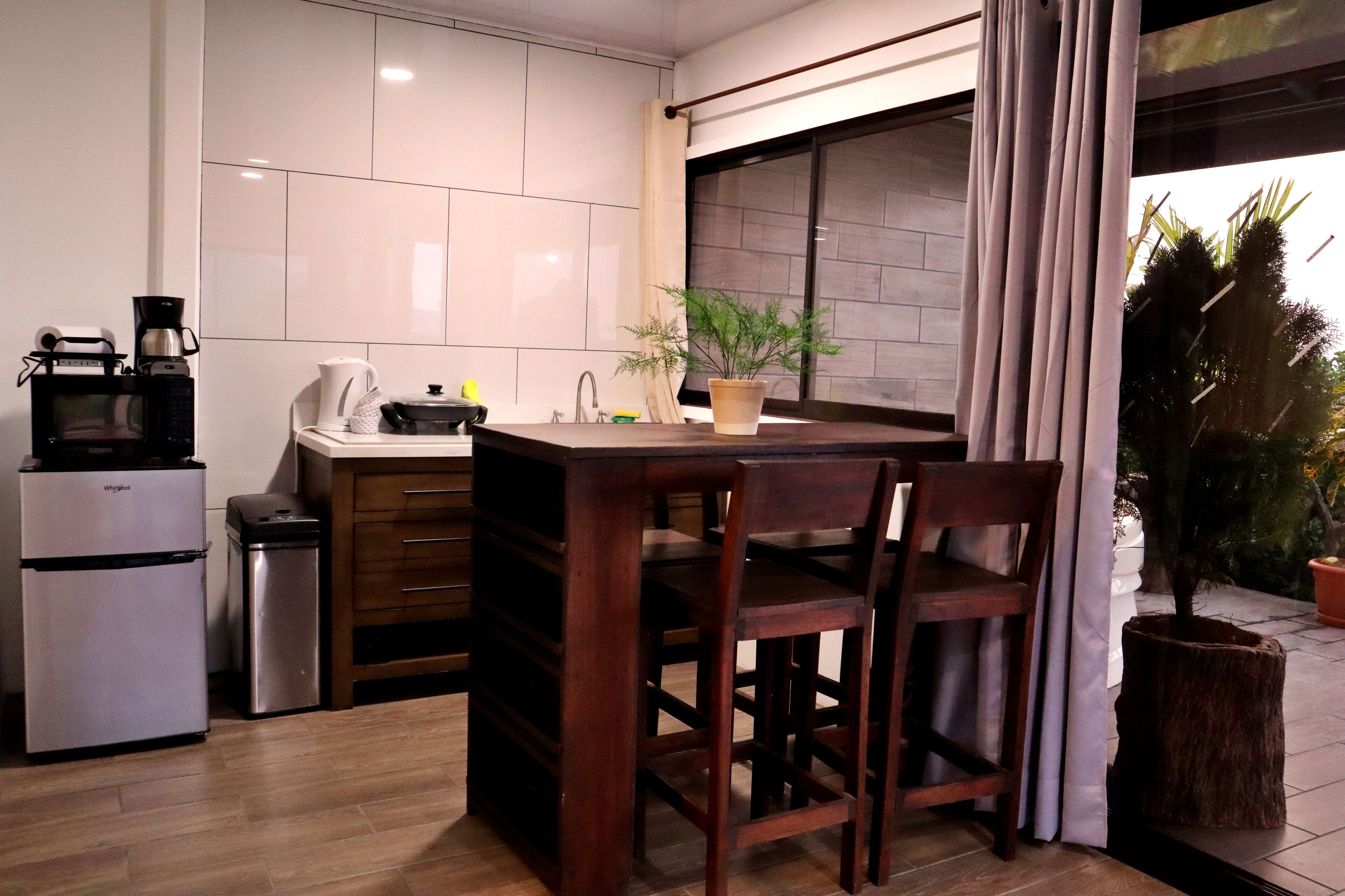 Refrigerador, microondas, parrilla de estufa y cafetera y tetera 