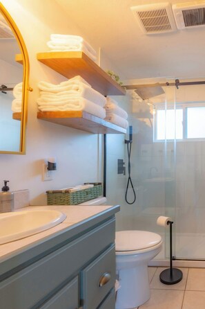 Douche, séchoir à cheveux, serviettes fournies