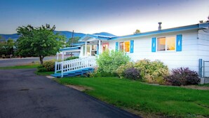 A single-story house with a porch, a small front yard, and a driveway. - Charming Mountainview Home (Salmon)