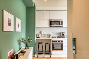 Réfrigérateur, micro-ondes, cafetière/bouilloire