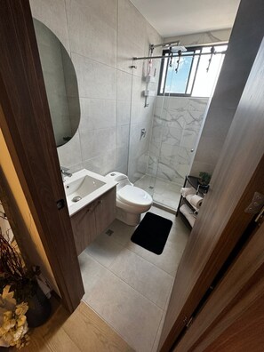 Douche, serviettes fournies, savon, papier toilette