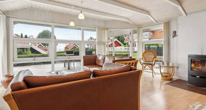Lovely summer house with sea view