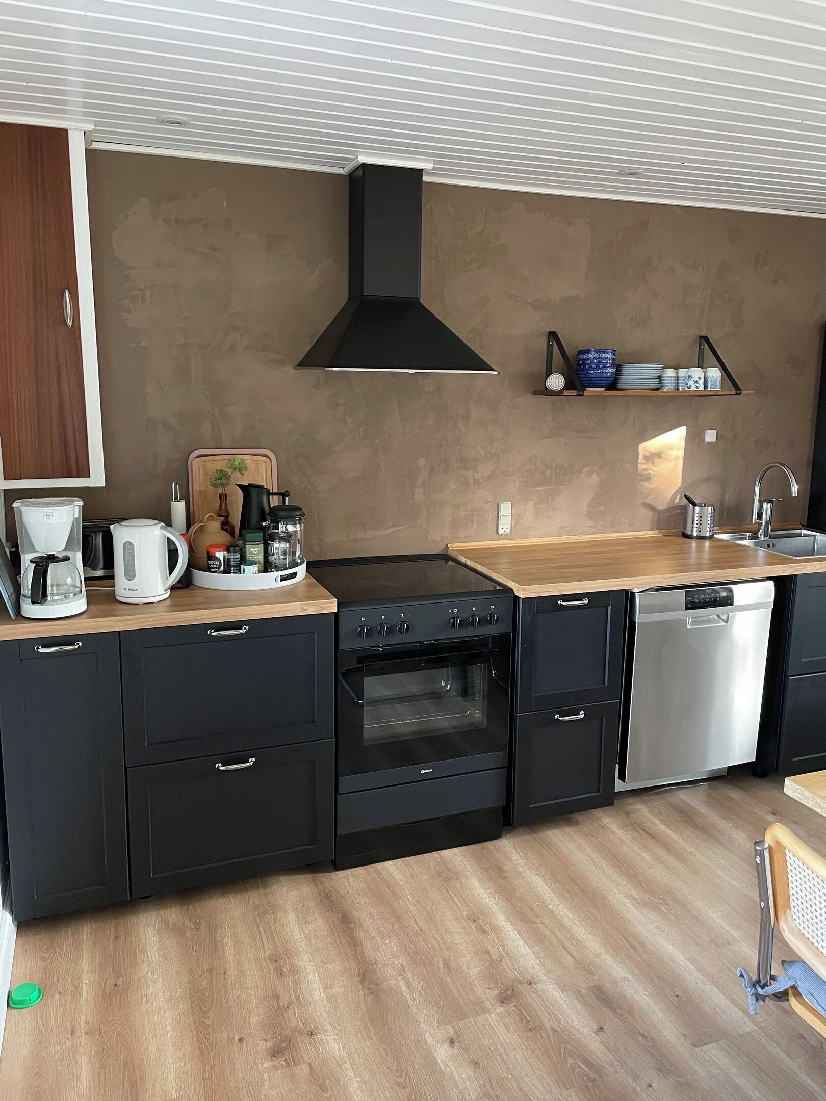 Fridge, oven, stovetop, dishwasher