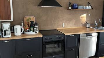 Fridge, oven, stovetop, dishwasher
