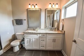 Een douche, een haardroger, handdoeken, zeep