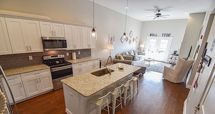 Charming 2BR/2BA condo in Downtown Tuscaloosa with gated parking.