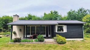Exterior - Cozy cottage steps from Lyngsbæk beach (Ebeltoft)