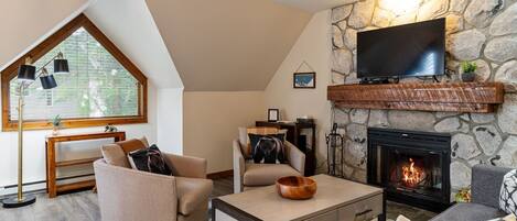 スマートテレビ、暖炉、書庫