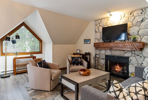 2BR | Gleneagle | Heated Floors | Wood Burning Fireplace | Shuttle to Gondola
