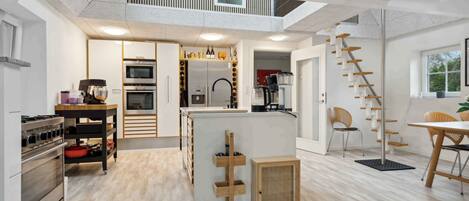 Réfrigérateur, un four, surface de cuisson, lave-vaisselle