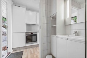 Fridge, oven, dishwasher, coffee/tea maker - Lovely holiday apartment consumption included (Allinge)