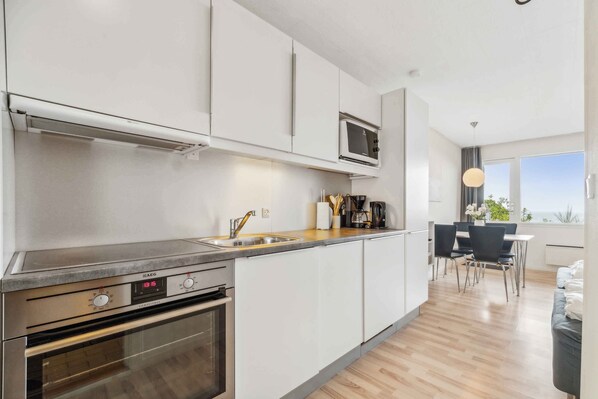 Fridge, oven, dishwasher, coffee/tea maker